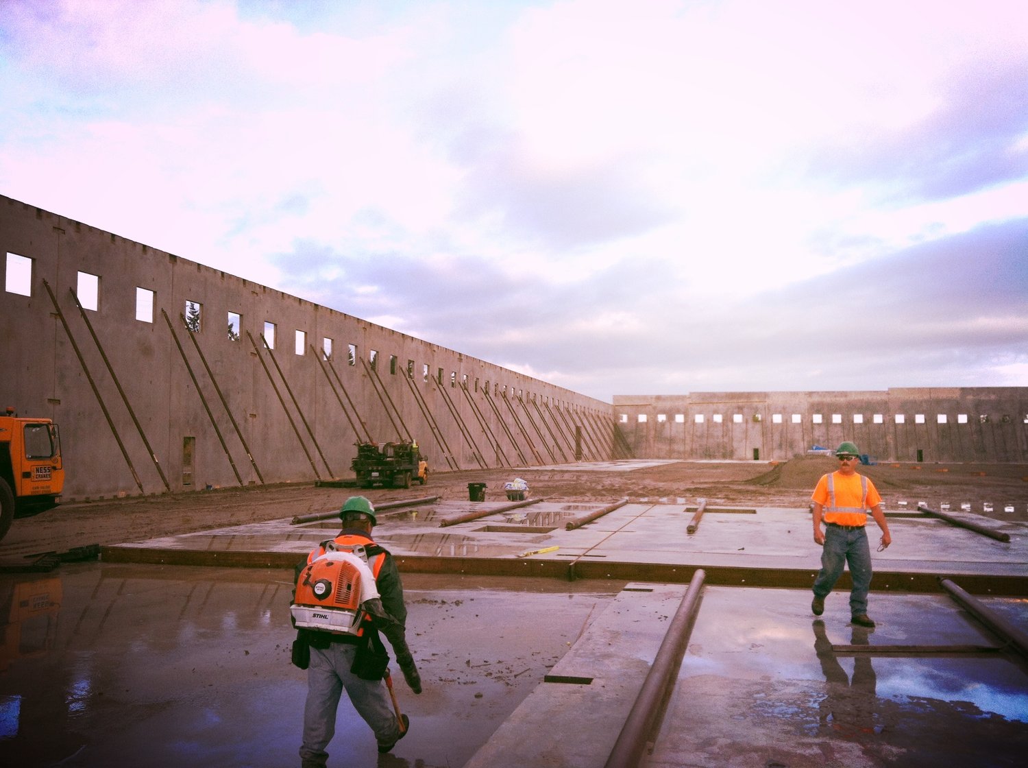 Niagara Bottling - tilt-up wall erected on braces with the construction crew